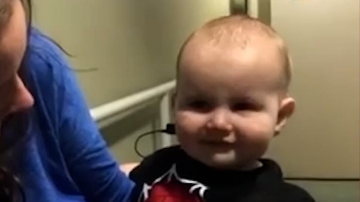 Phản ứng của em bé khiếm thính khi lần đầu được nghe giọng nói của bố mẹ